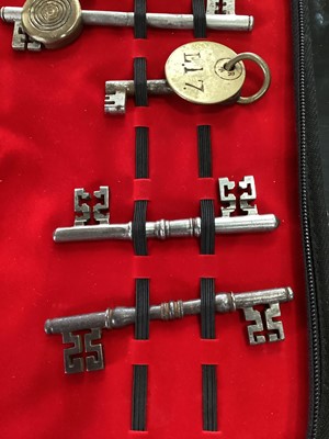 Lot 147 - INTERESTING AND VARIED COLLECTION OF ANTIQUE KEYS