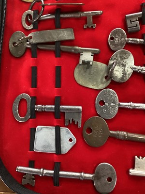 Lot 147 - INTERESTING AND VARIED COLLECTION OF ANTIQUE KEYS