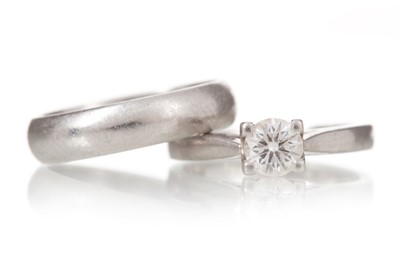 Lot 530 - DIAMOND SOLITAIRE RING