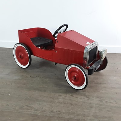 Lot 622 - TIN MODEL OF A CAR