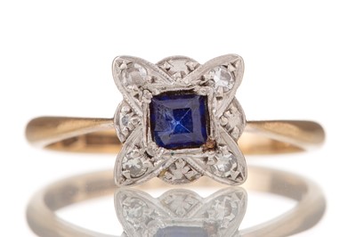 Lot 492 - SAPPHIRE AND DIAMOND RING