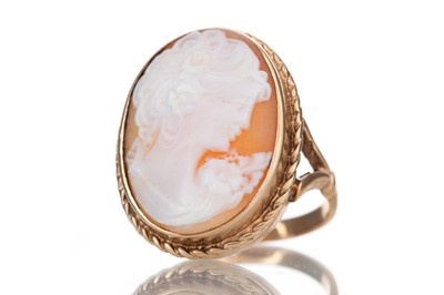 Lot 502 - CAMEO RING