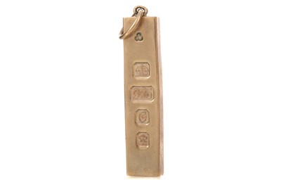 Lot 512 - GOLD INGOT PENDANT