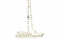 Lot 32 - GRADUATED PEARL NECKLACE with a platinum clasp,...