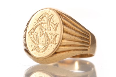 Lot 473 - GOLD SIGNET RING