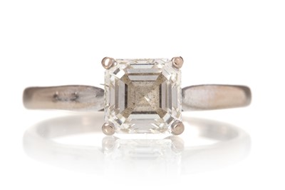 Lot 545 - DIAMOND SOLITAIRE RING