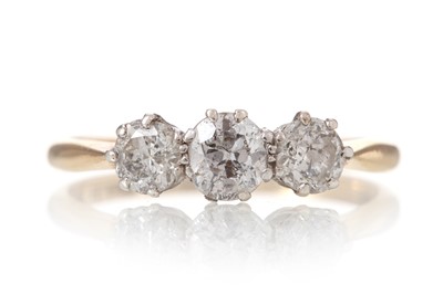 Lot 547 - DIAMOND THREE STONE RING