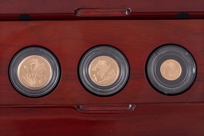 Lot 69 - ELIZABETH II GOLD THREE SOVEREIGN SET