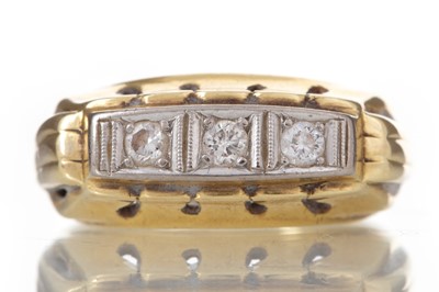 Lot 559 - DIAMOND THREE STONE RING