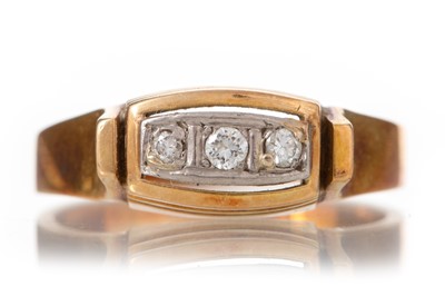 Lot 560 - DIAMOND THREE STONE RING