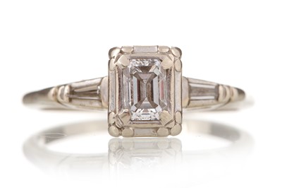 Lot 564 - DIAMOND SOLITAIRE RING