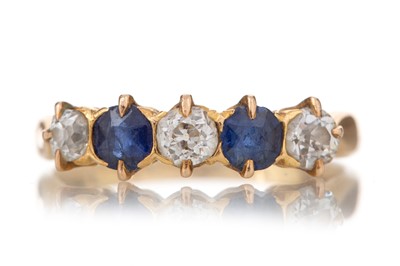 Lot 568 - SAPPHIRE AND DIAMOND RING