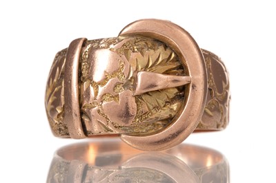 Lot 554 - GOLD BUCKLE RING