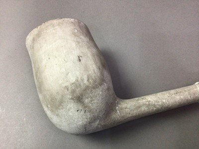 Lot 183 - UNUSUALLY LARGE DECORATIVE CLAY PIPE