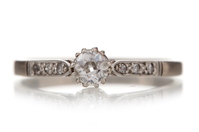 Lot 563 - DIAMOND SOLITAIRE RING