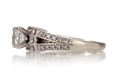 Lot 589 - DIAMOND DRESS RING