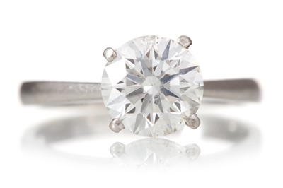 Lot 585 - DIAMOND SOLITAIRE RING