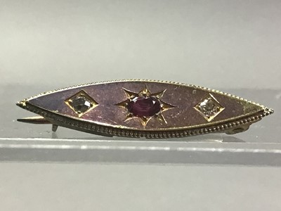 Lot 336 - GILT BROOCH