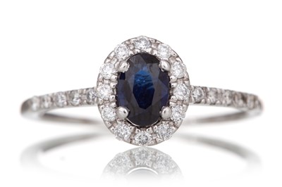 Lot 569 - SAPPHIRE AND DIAMOND RING