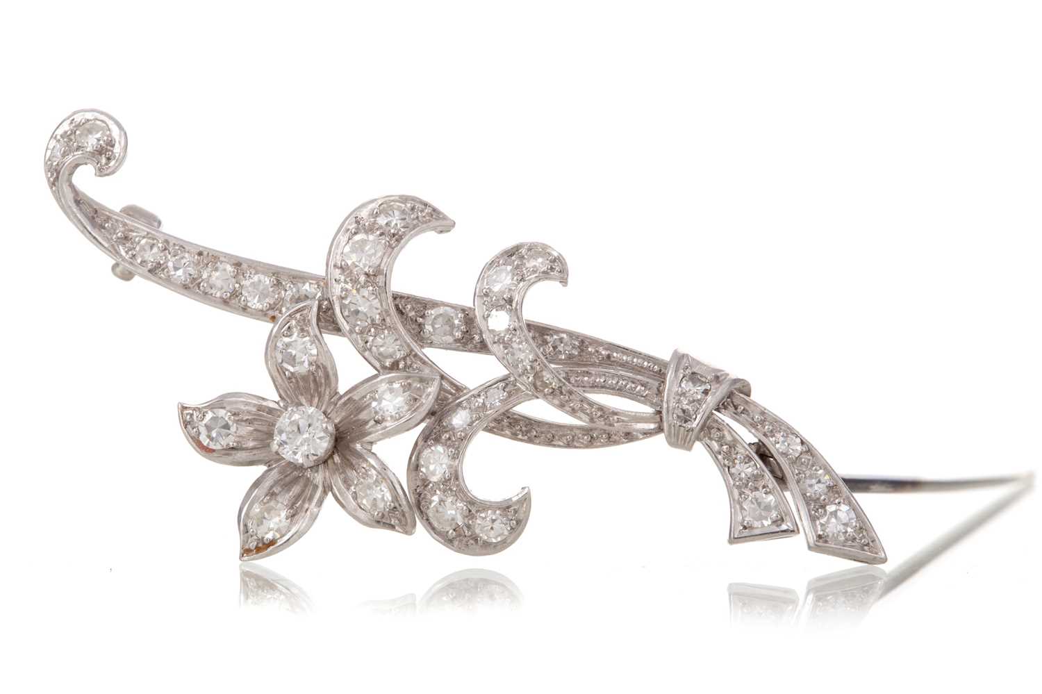 Lot 720 - DIAMOND FLORAL SPRAY BROOCH