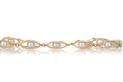 Lot 1137 - GOLD AND PEARL BRACELET