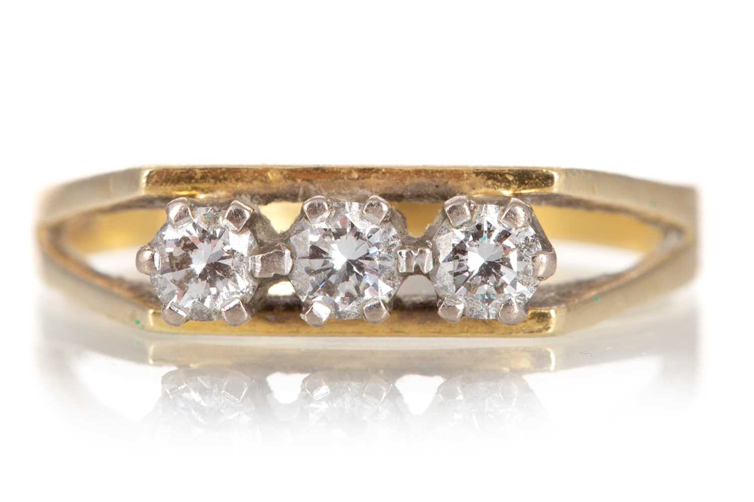 Lot 1178 - DIAMOND THREE STONE RING