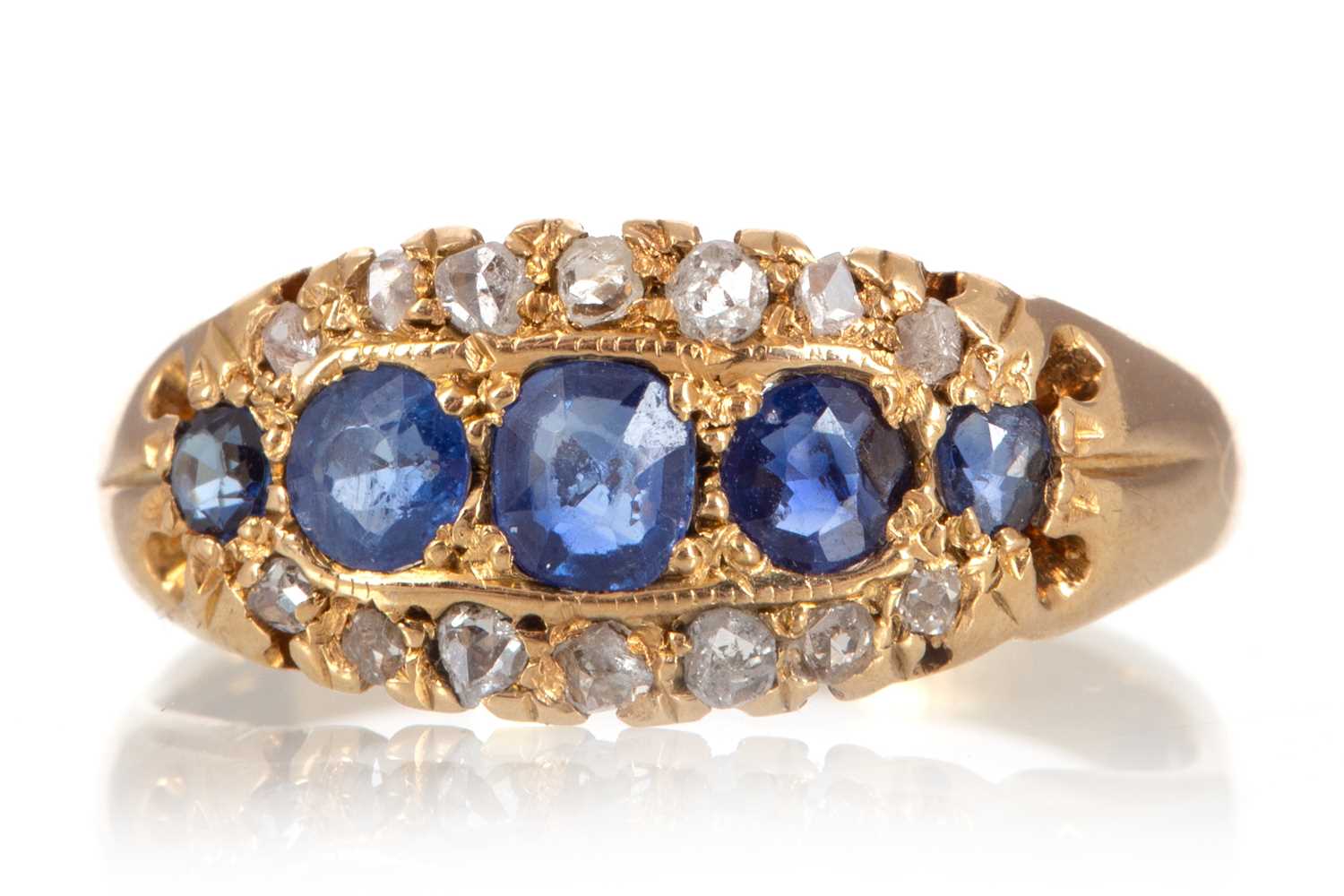 Lot 1183 - SAPPHIRE AND DIAMOND RING