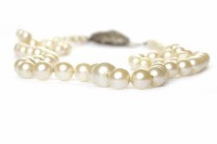 Lot 138 - CULTURED PEARL NECKLACE formed by graduated...