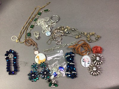 Lot 90 - COLLECTION OF COSTUME JEWELLERY