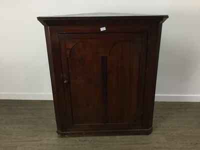 Lot 558 - GEORGIAN MAHOGANY CORNER CABINET