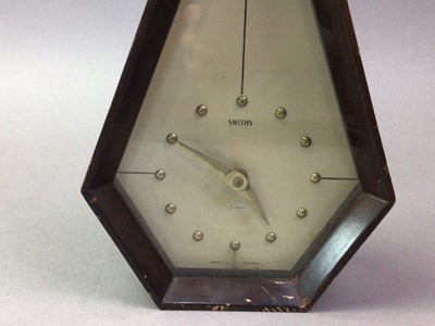 Lot 146 - 20TH CENTURY SMITHS ART DECO MANTEL CLOCK