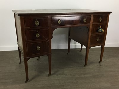 Lot 901 - EDWARDIAN MAHOGANY KNEELHOLE DESK