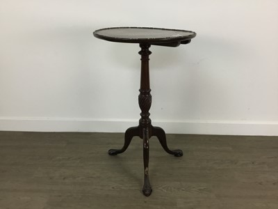 Lot 272 - MAHOGANY TILT TOP OCCASIONAL TABLE