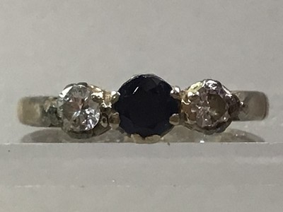 Lot 352 - SAPPHIRE AND DIAMOND RING