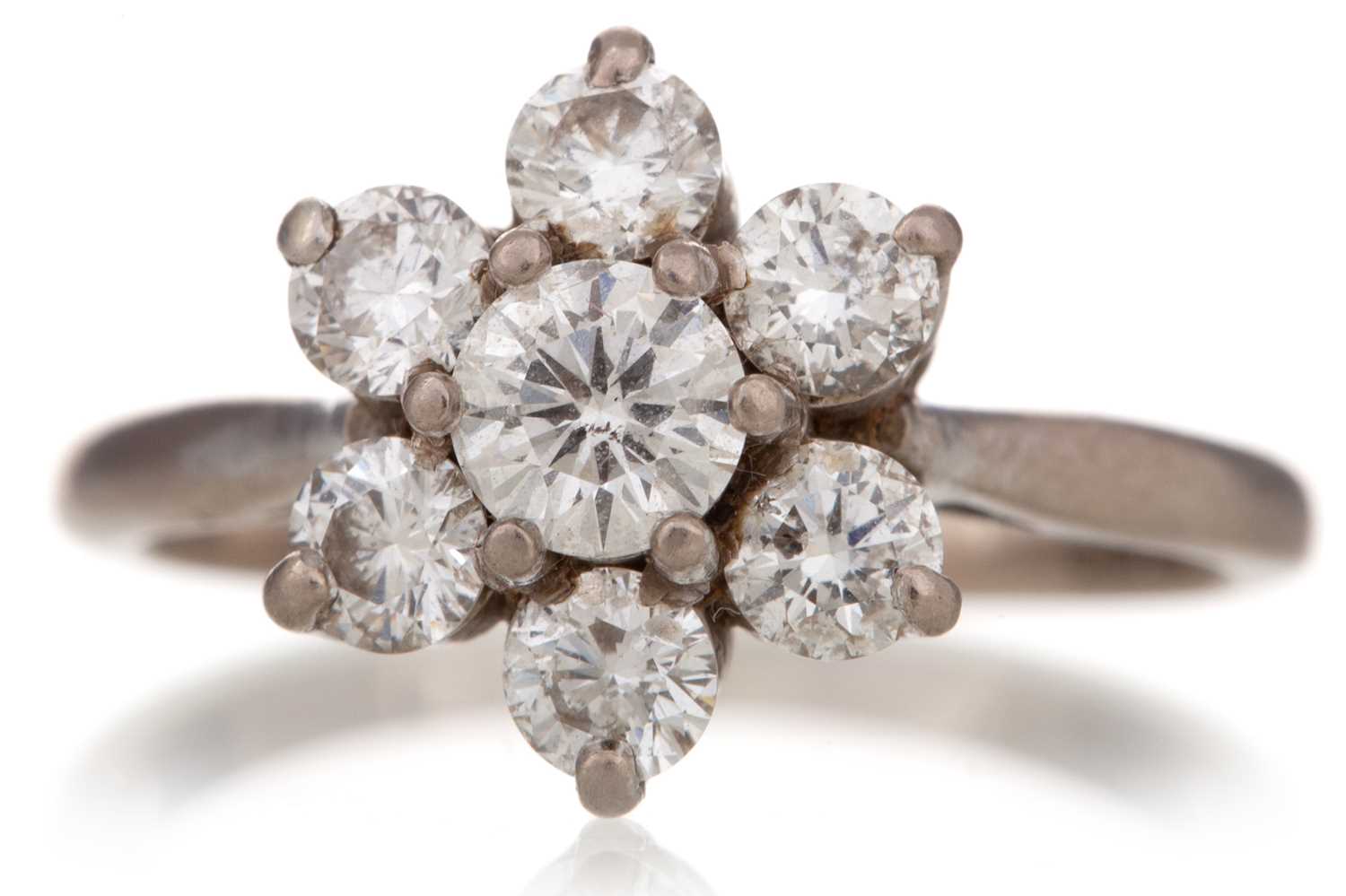 Lot 1220 - DIAMOND CLUSTER RING