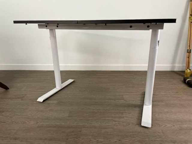 Lot 133 - GAMING/COMPUTER DESK