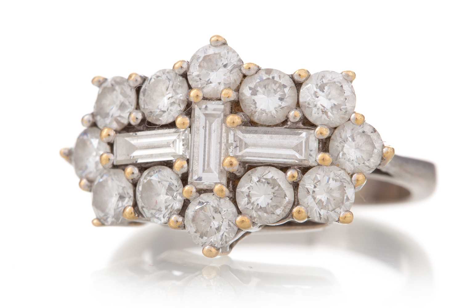 Lot 1222 - DIAMOND CLUSTER RING