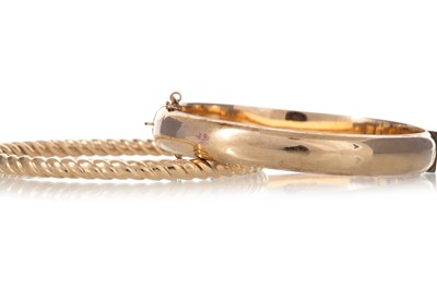 Lot 1261 - TWIST BANGLE AND A ROLLED GOLD BANGLE