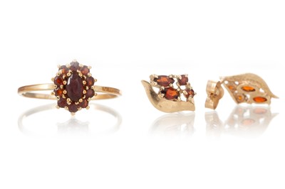 Lot 1267 - GARNET RING AND PAIR OF EARRINGS