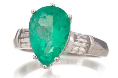 Lot 1284 - EMERALD AND DIAMOND RING