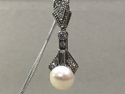 Lot 552 - PEARL AND GEM SET PENDANT AND EARRINGS