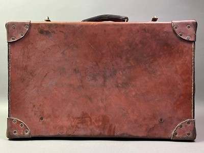 Lot 605 - VINTAGE SUITCASE