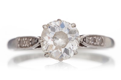 Lot 422 - DIAMOND SOLITAIRE RING