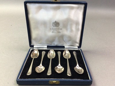 Lot 15 - ELIZABETH II CASED SET OF SILVER TEASPOONS