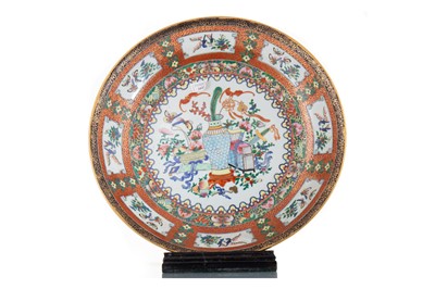 Lot 1045 - CHINESE CANTON FAMILLE ROSE CHARGER