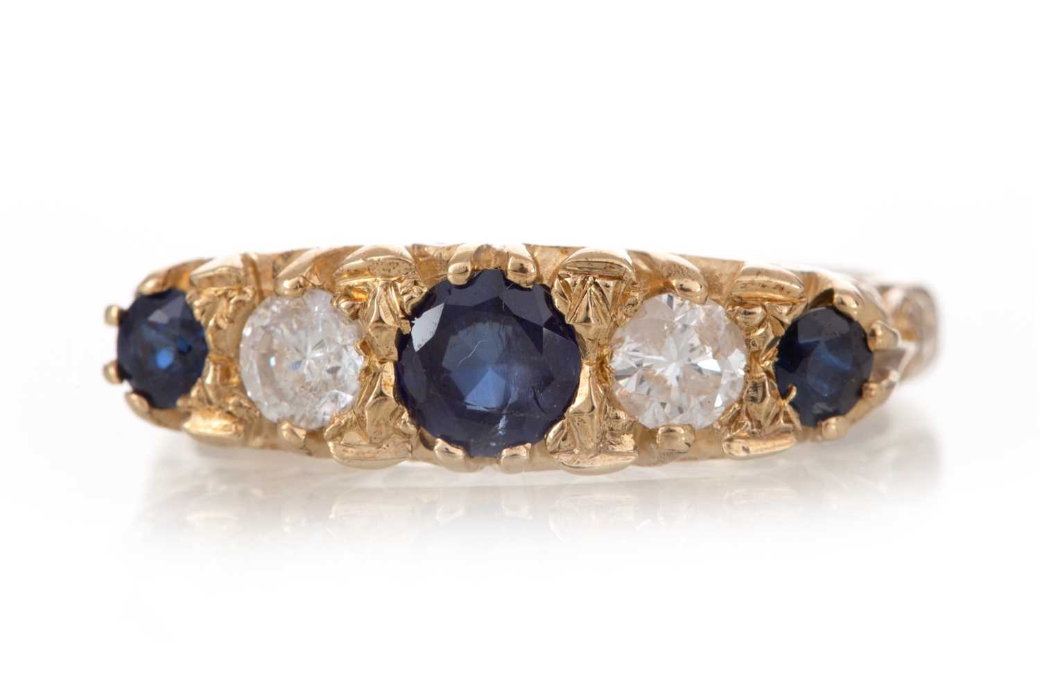 Lot 1138 - SAPPHIRE AND DIAMOND RING