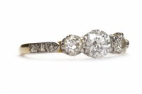 Lot 322 - DIAMOND THREE STONE RING the graduated round...