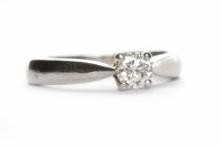 Lot 347 - PLATINUM DIAMOND SOLITAIRE RING the round...