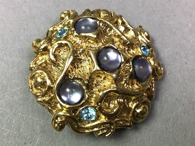 Lot 397 - GROUP OF COSTUME JEWELLERY