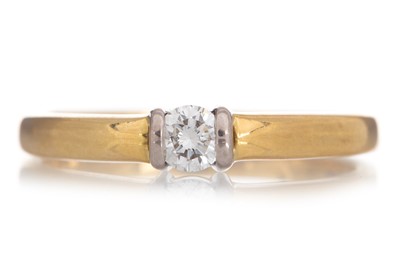 Lot 477 - DIAMOND SOLITAIRE RING